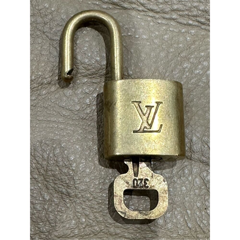 Louis Vuitton Vintage Brass PadLock & Key Lock & Key Authentic #320
